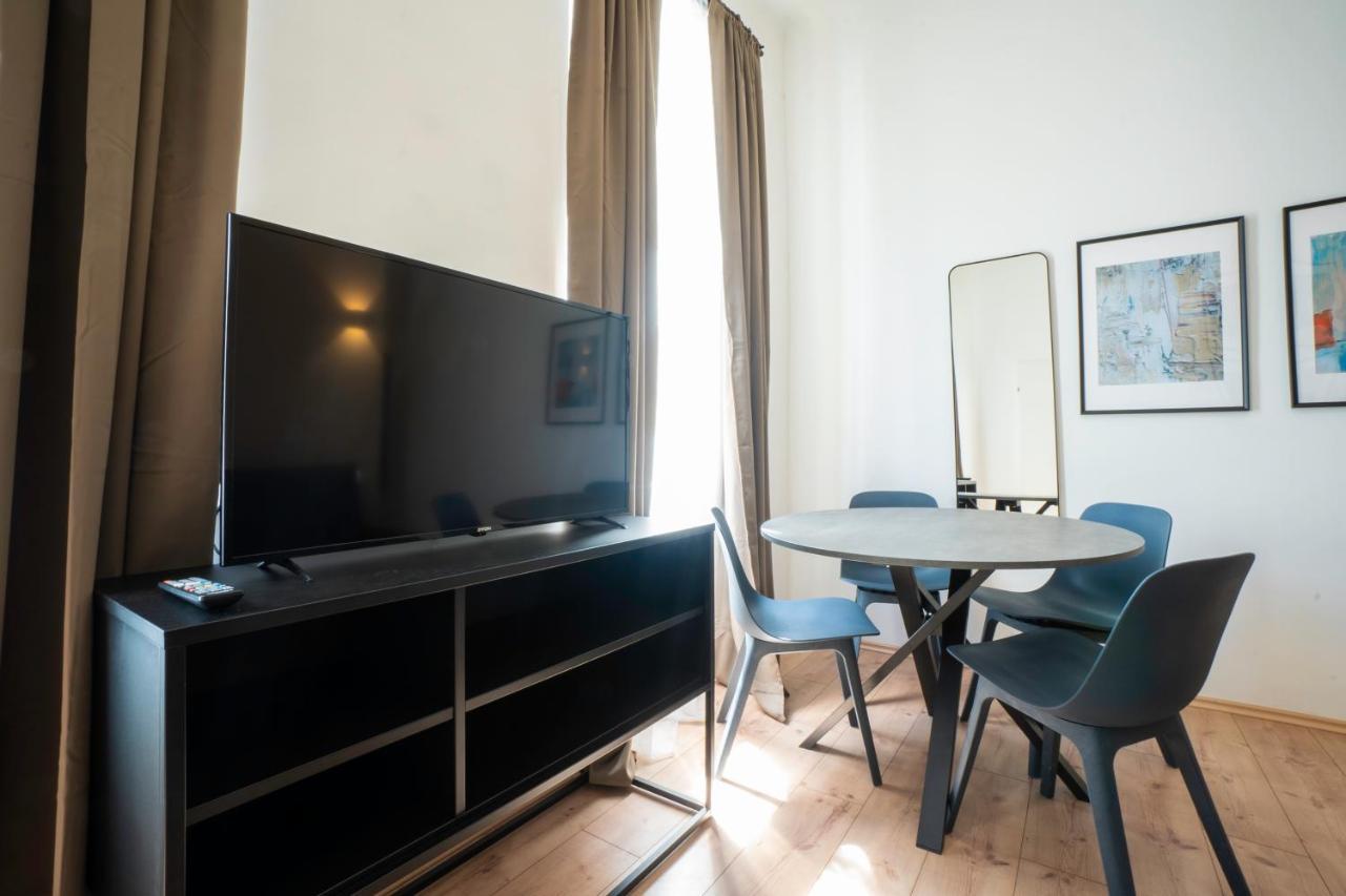 Modern 1-Bedroom Apartment Next To Praterstern Viena Exterior foto